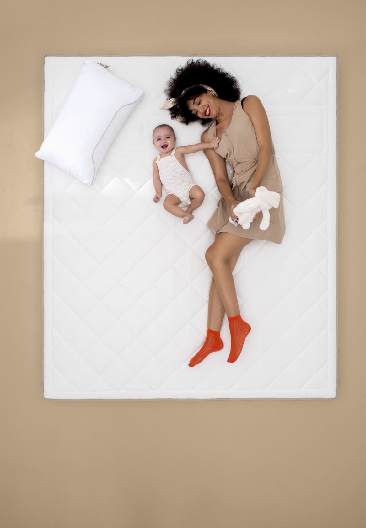Frau mit Baby im Bett